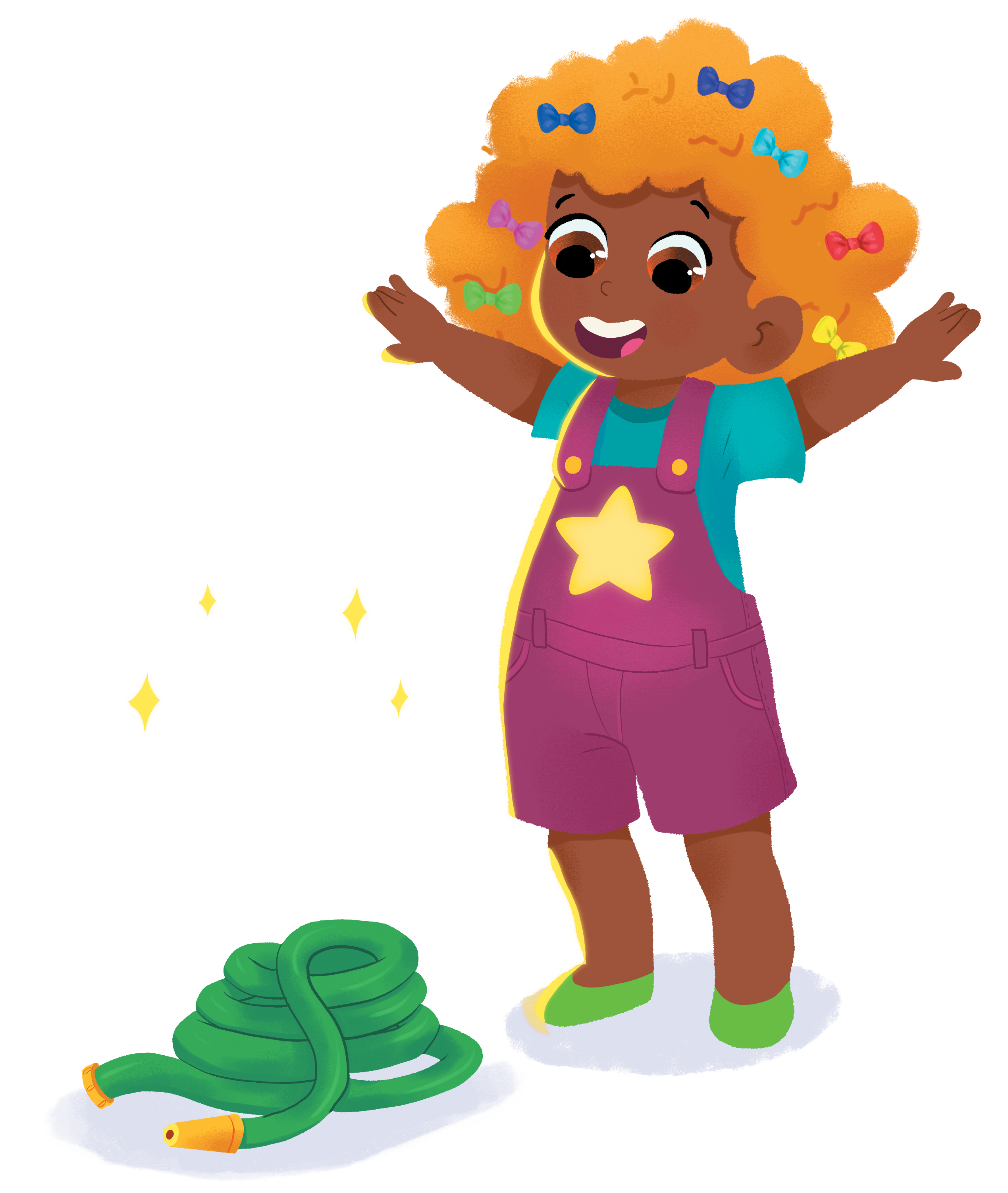 Menina de cabelo cacheado com laços sorri e ergue os braços animada. Ao lado, uma mangueira verde enrolada brilha. Usa mesma roupa da imagem anterior.